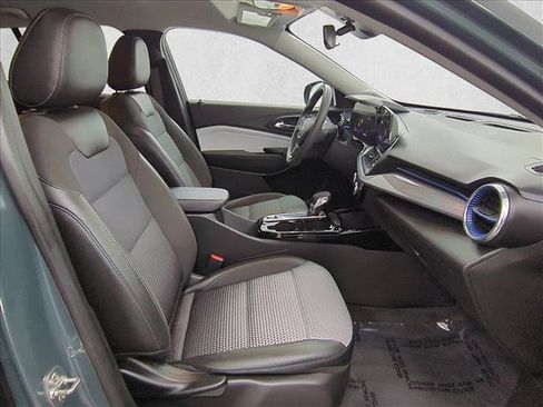Used 2025 Chevrolet Trax LT FWD image 22