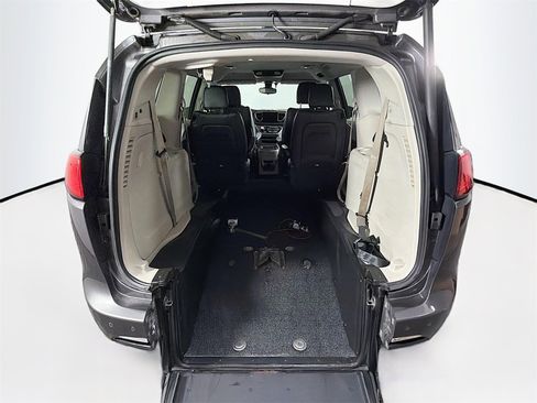 Used 2017 Chrysler Pacifica Touring-L image 27