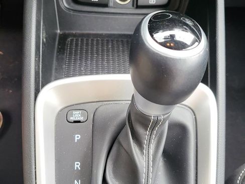 Used 2025 Hyundai Venue SEL image 8