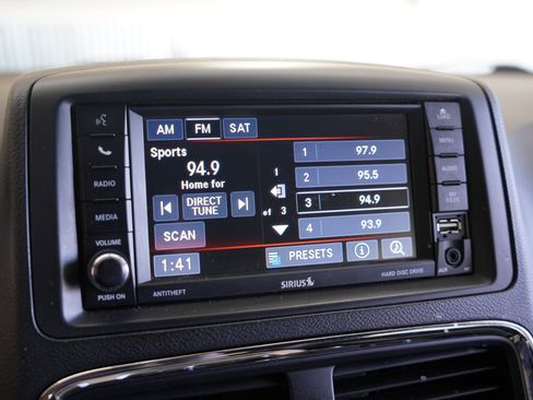 Used 2018 Dodge Grand Caravan SXT image 17