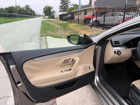 Used 2013 Volkswagen CC Sport FWD image 9