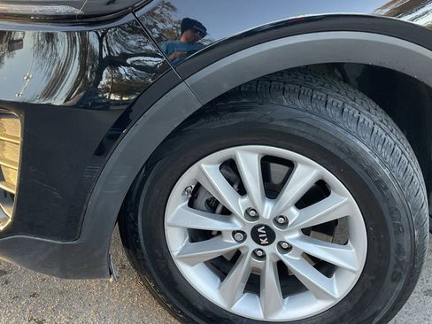 Used 2020 Kia Sorento LX image 8