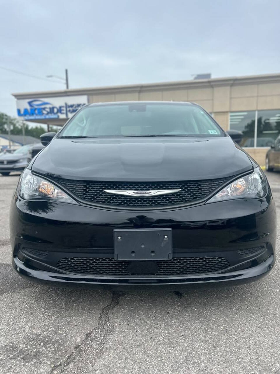 Used 2024 Chrysler Voyager LX FWD image 2