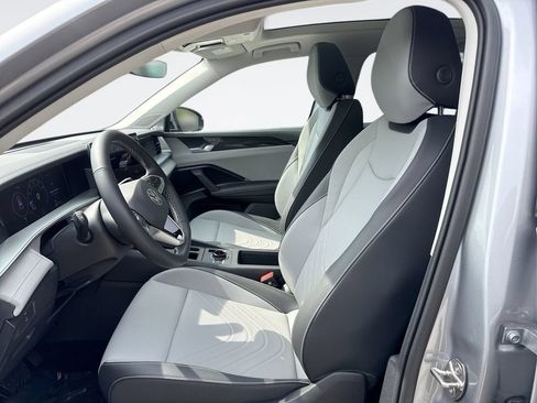 Used 2026 Volkswagen Tiguan SE AWD/4WD image 13