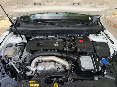 Used 2025 Mercedes-Benz GLB 250 4MATIC image 35