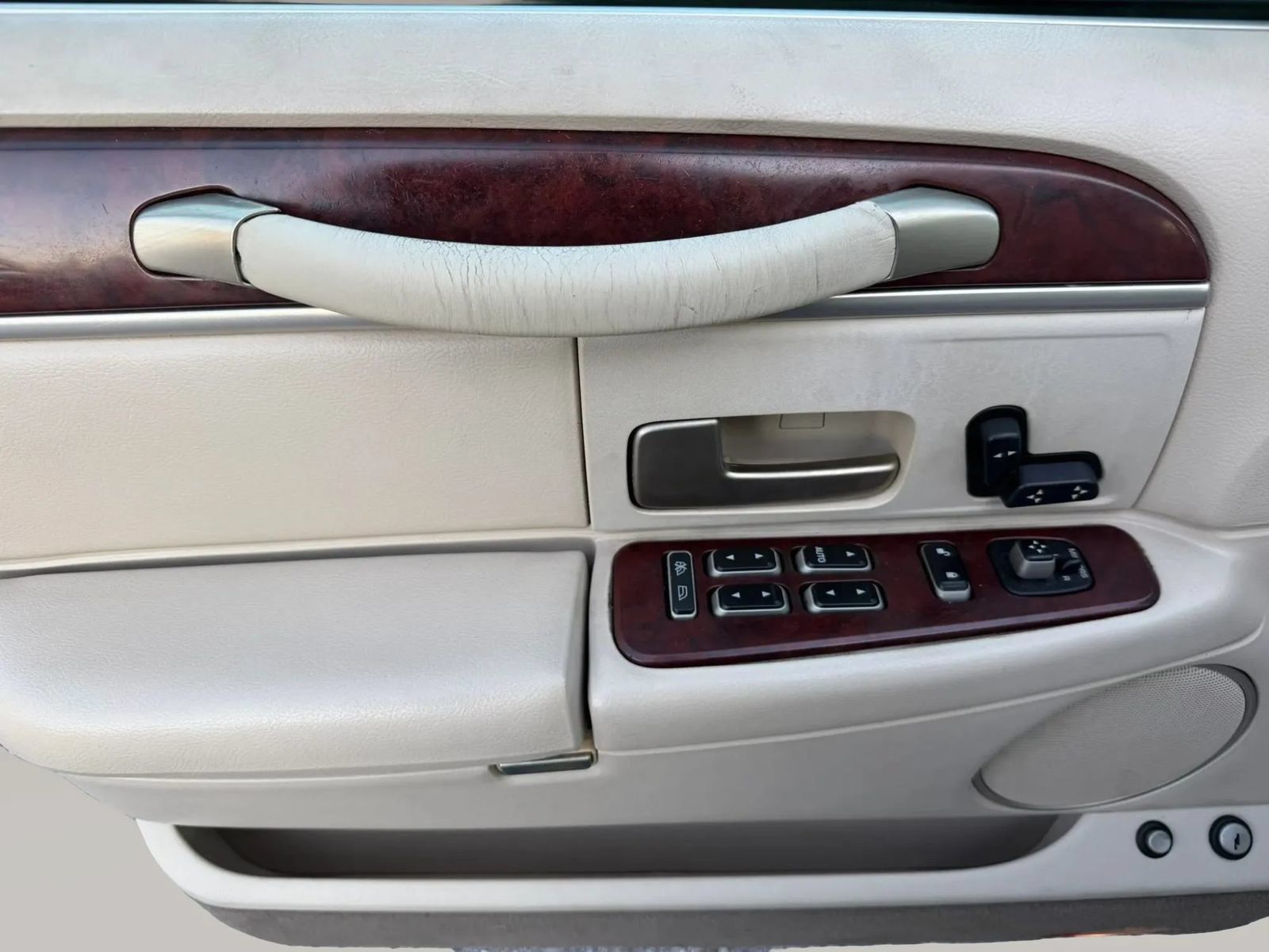 Used 2003 Lincoln Town Car Executive RWD image 9