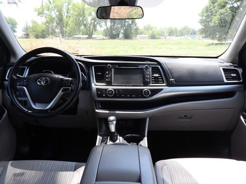 Used 2017 Toyota Highlander Plus w/ Carpet Mat Package AWD/4WD image 16
