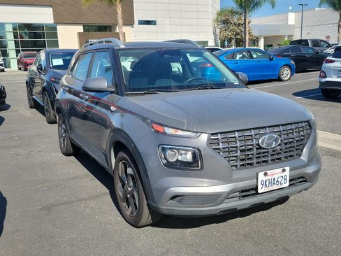 Used 2024 Hyundai Venue SEL FWD image 3