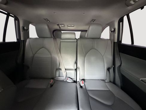 Used 2023 Toyota Highlander XLE FWD image 13