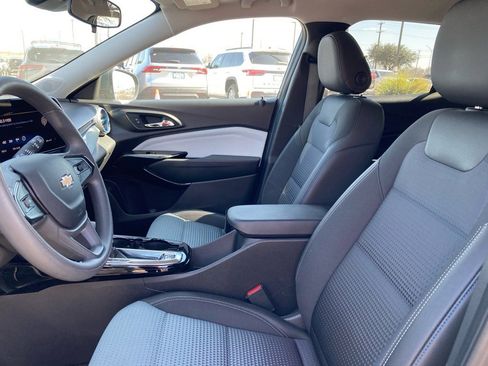 Used 2025 Chevrolet Trax LT image 7