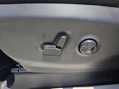 Used 2023 Chrysler Voyager LX FWD image 15