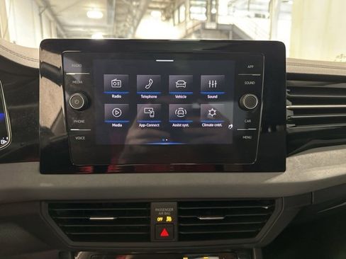 Used 2025 Volkswagen Jetta SE w/ Sunroof Package image 22