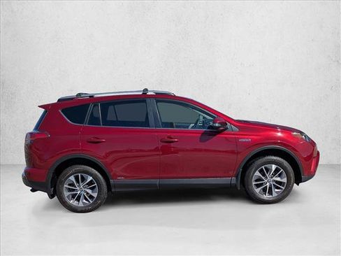 Used 2018 Toyota RAV4 LE image 4