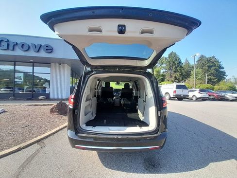 Used 2023 Chrysler Pacifica Touring-L FWD image 61