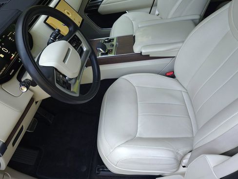 Used 2023 Land Rover Range Rover SE image 12