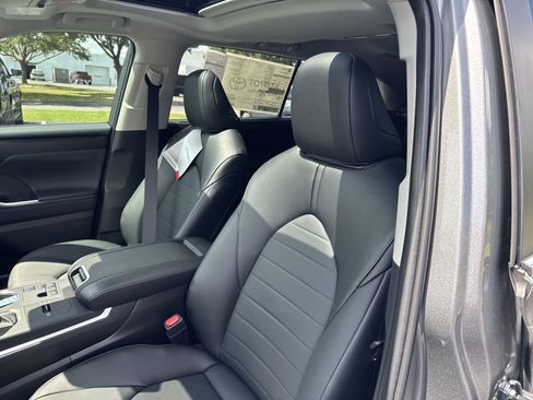 New 2025 Toyota Highlander XLE image 14