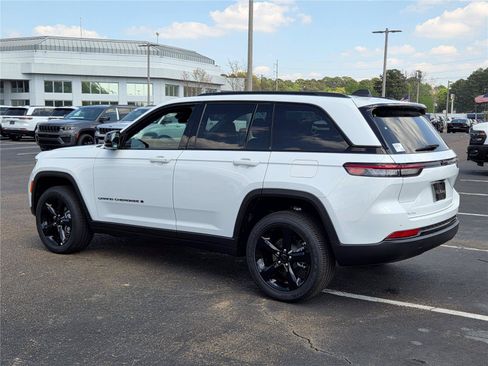 New 2025 Jeep Grand Cherokee Altitude RWD image 39