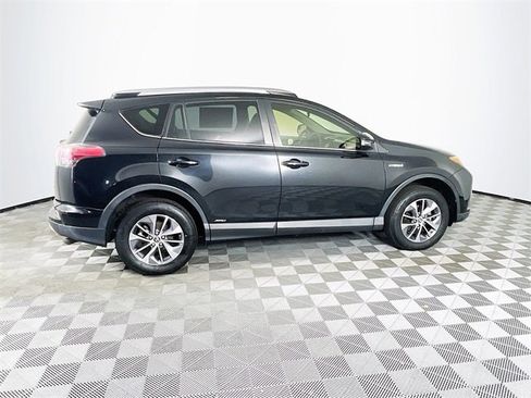 Used 2018 Toyota RAV4 LE image 9