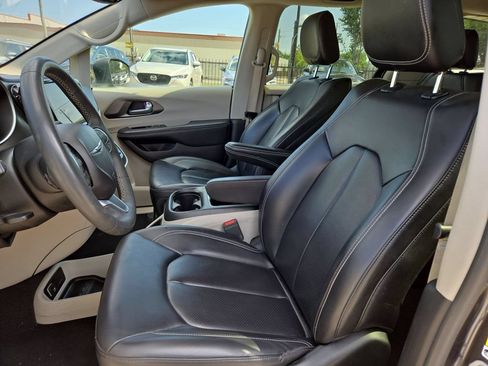 Used 2023 Chrysler Pacifica Touring-L FWD image 24