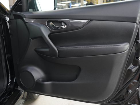 Used 2020 Nissan Rogue SV AWD/4WD image 9