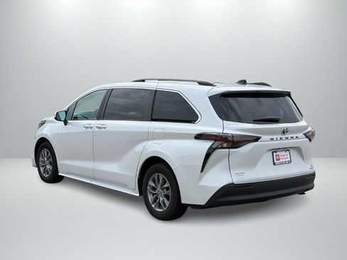 Used 2024 Toyota Sienna XLE AWD/4WD image 3