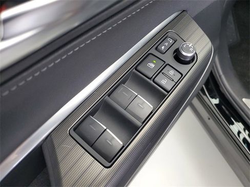 Used 2024 Toyota Venza XLE image 22