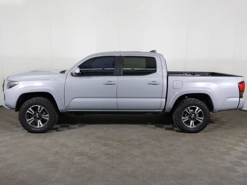 Used 2018 Toyota Tacoma TRD Sport AWD/4WD image 19