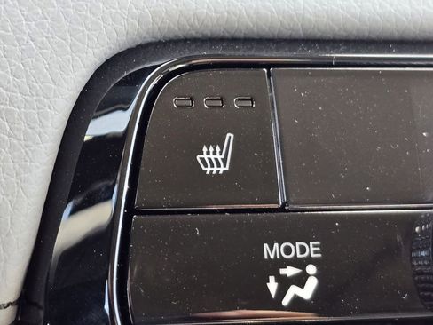 Used 2025 Honda Pilot Touring image 6