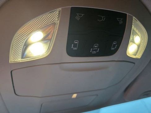 Used 2023 Chrysler Pacifica Touring-L image 27