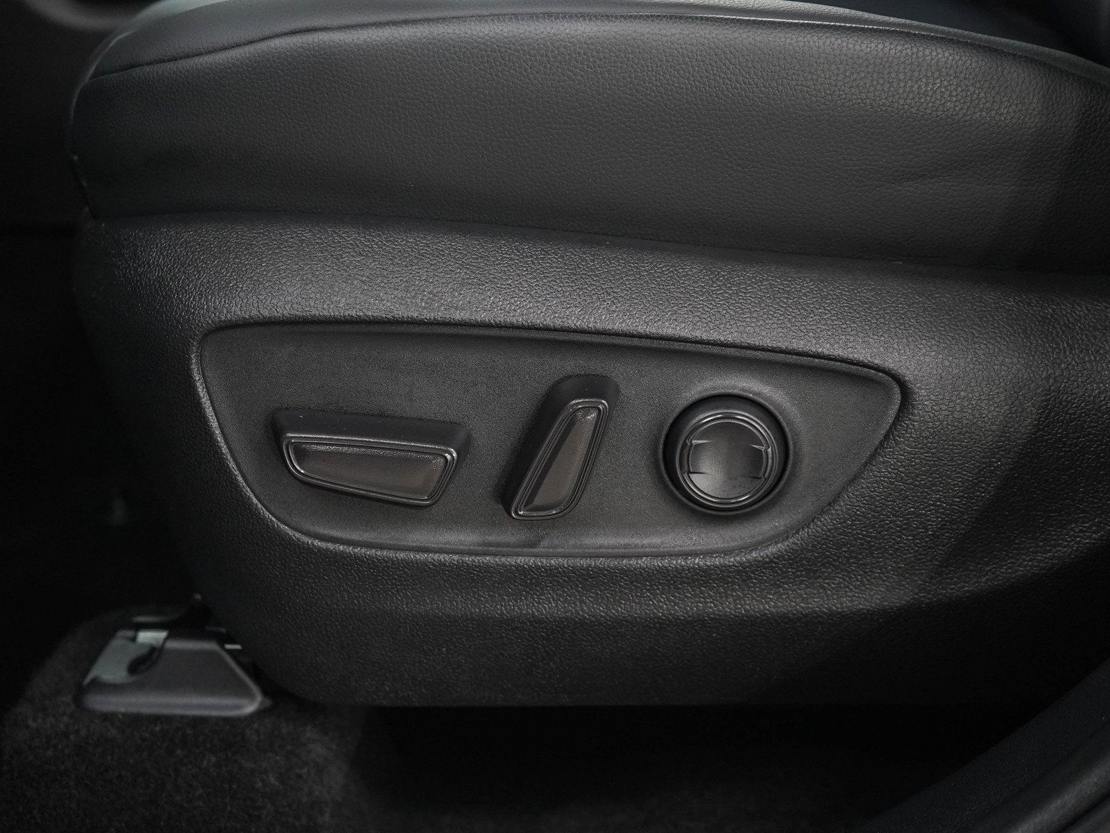 Used 2025 Toyota Highlander XLE AWD/4WD image 28