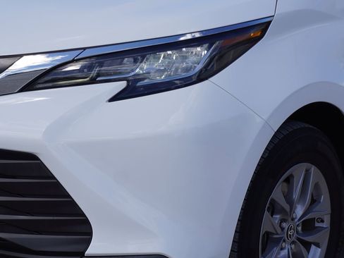 Used 2022 Toyota Sienna LE image 2