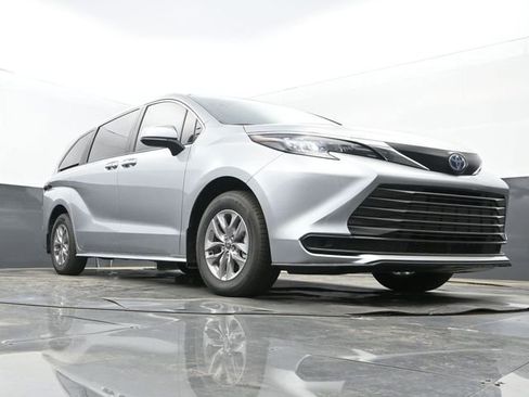 Used 2025 Toyota Sienna LE image 9