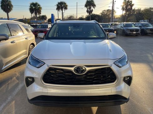 Used 2022 Toyota Highlander XLE image 2