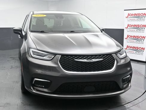 Used 2023 Chrysler Pacifica Touring-L FWD image 3