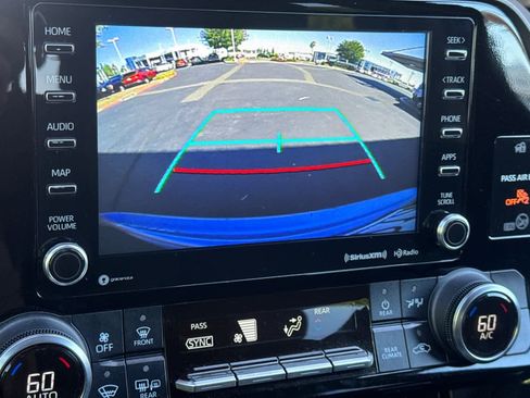 Used 2022 Toyota Highlander LE AWD/4WD image 20