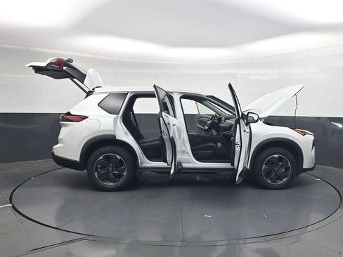 Used 2025 Nissan Rogue SV FWD image 50