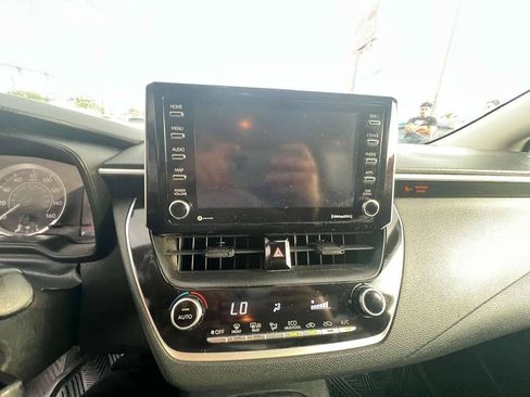 Used 2021 Toyota Corolla LE FWD image 3