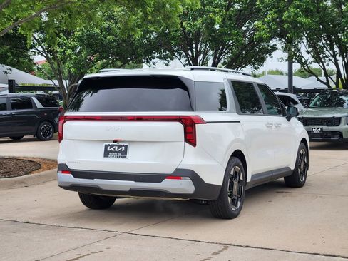 New 2026 Kia Carnival EX FWD image 4