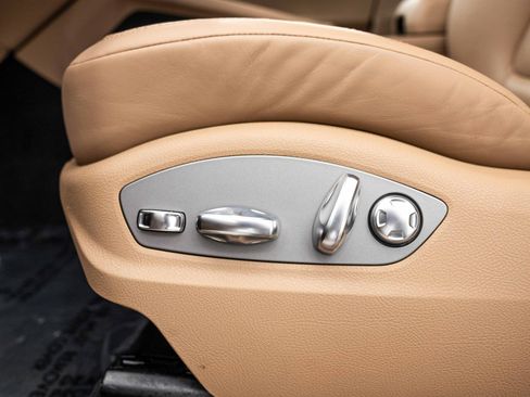 Certified 2024 Porsche Macan AWD/4WD image 22