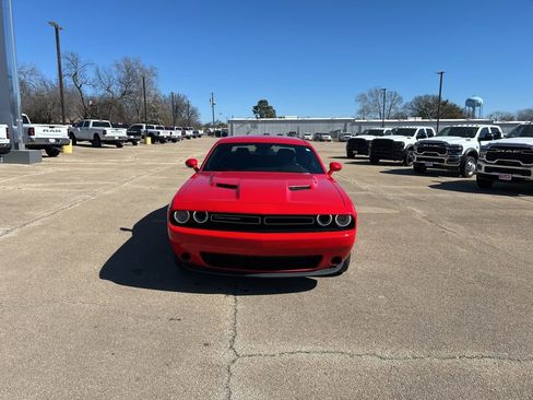 Used 2022 Dodge Challenger SXT image 5