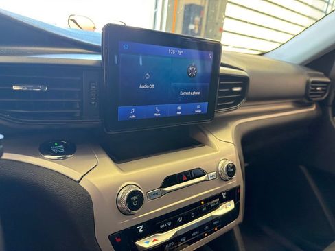 Used 2021 Ford Explorer XLT AWD/4WD image 3