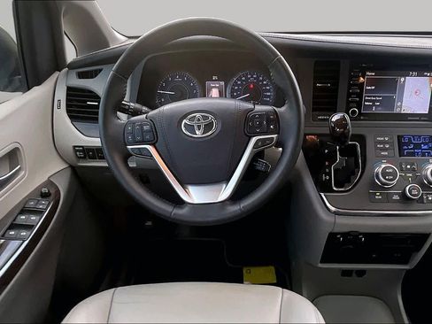 Used 2018 Toyota Sienna XLE Premium FWD image 4
