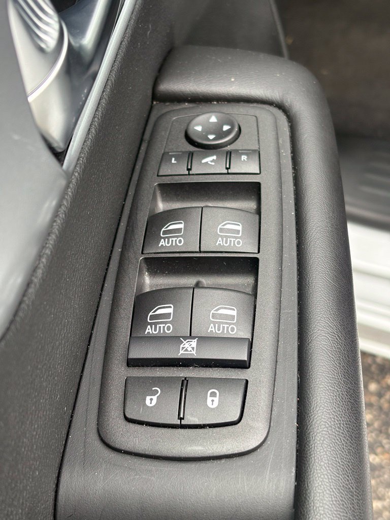 Used 2026 Chrysler Pacifica Limited FWD image 10