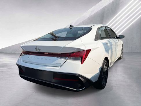 Certified 2025 Hyundai Elantra Limited FWD image 7