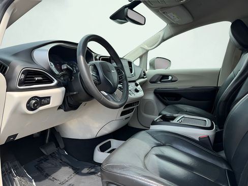Used 2022 Chrysler Pacifica Touring-L FWD image 2