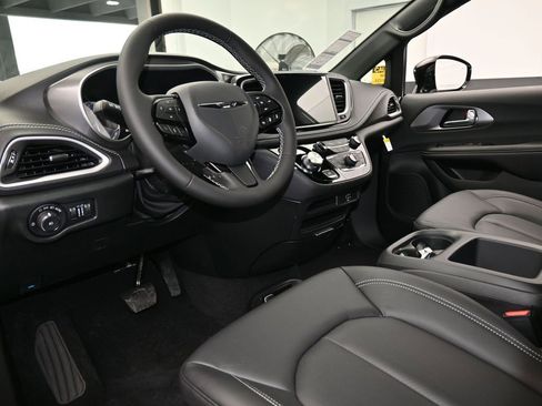 New 2026 Chrysler Pacifica Select image 12