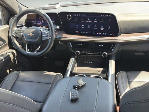 Used 2025 Chevrolet Suburban Premier RWD image 15