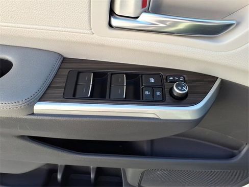 Used 2022 Toyota Sienna Limited image 10