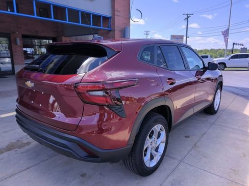 Used 2024 Chevrolet Trax LS w/ LS Convenience Package FWD image 8