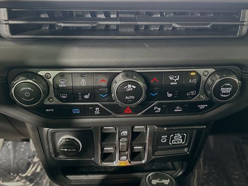 Used 2025 Jeep Wrangler Sahara w/ Safety Group image 22